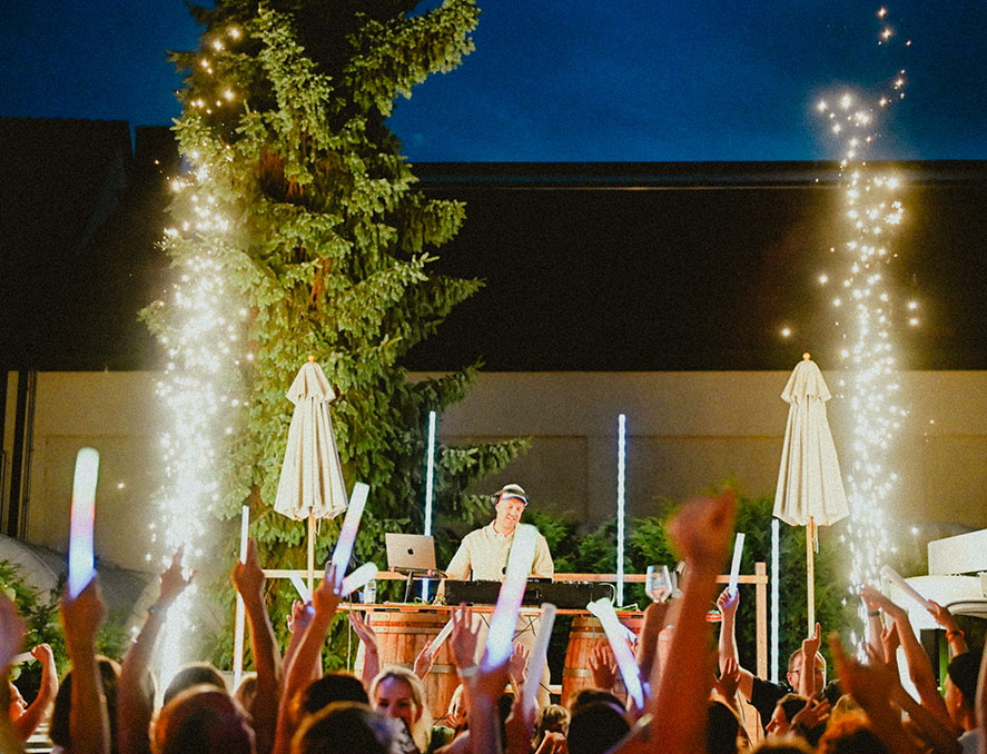 Party-Moment mit DJ XAM – Sound, Licht & Energie