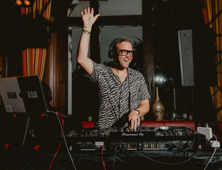 DJ XAM hebt die Stimmung – exklusive Club-Atmosphäre